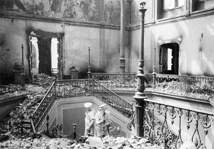 © Foto: Badische Landesbibliothek Karlsruhe Das Bild ist eine Schwarz-Weiß-Aufnahme der Badischen Landesbibliothek nach der Bombardierung vom 2. auf den 3. September 1942. Zu sehen ist die Ruine des ehemaligen Treppenhauses.