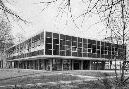 © Foto: Badische Landesbibliothek Karlsruhe Das Bild ist eine Schwarz-Weiß-Aufnahme des Bibliotheksneubaus am Nymphengarten in Karlsruhe, der 1964 fertiggestellt wurde.