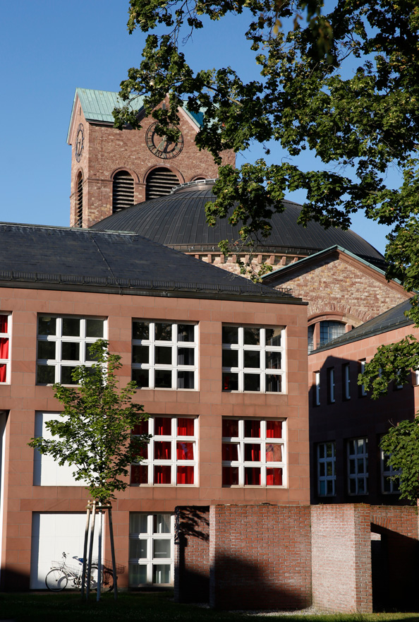 © Foto: Uli Deck Das Bild zeigt das heutige Gebäude der Badischen Landesbibliothek von der Ritterstraße aus. Im Hintergrund ist der Turm der klassizistischen Kirche St. Stephan zu erkennen.