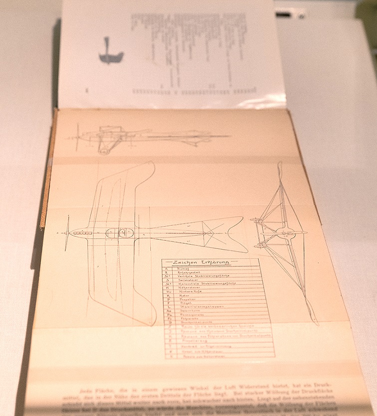 Faltplan mit schematischer Zeichnung eines Flugzeugs und einer Legende