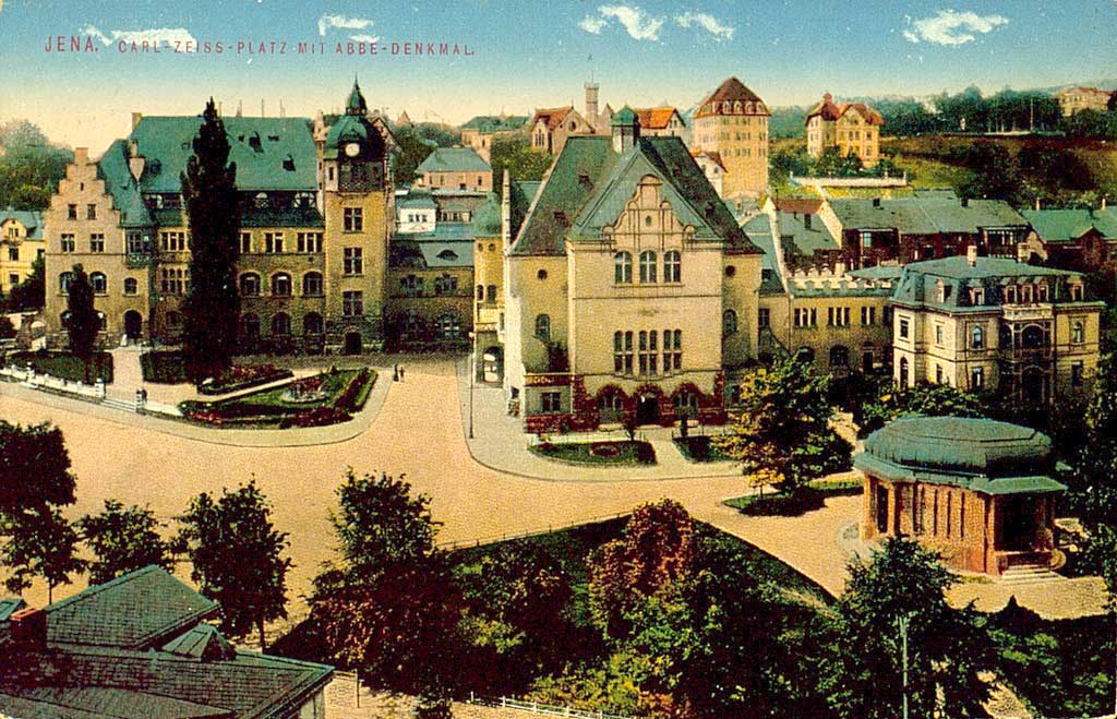 © Badische Landesbibliothek Karlsruhe Die kolorierte Ansichtskarte zeigt den Carl-Zeiss-Platz in Jena mit Ernst Abbe Denkmal.
